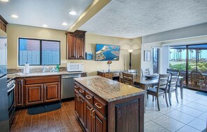 Fridge, microwave, oven, stovetop - Spacious lower oceanfront located within walking distance of the Balboa Pier fun (Newport Beach)