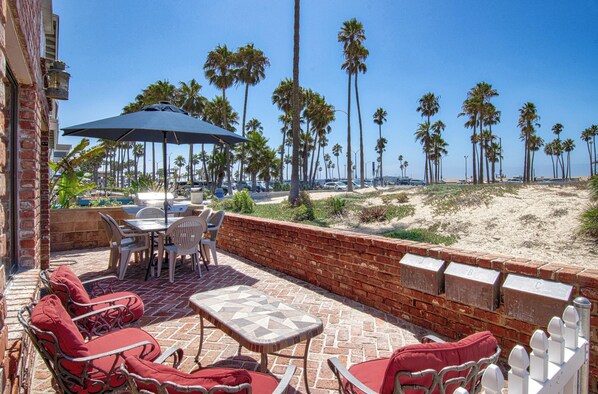 Outdoor dining - Spacious lower oceanfront located within walking distance of the Balboa Pier fun (Newport Beach)