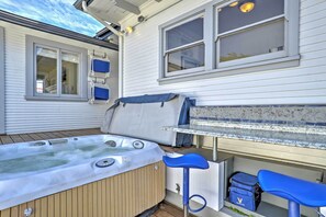 Outdoor spa tub - Carpinteria Apt w/ Hot Tub - 10 Min Walk to Beach! (Carpinteria)