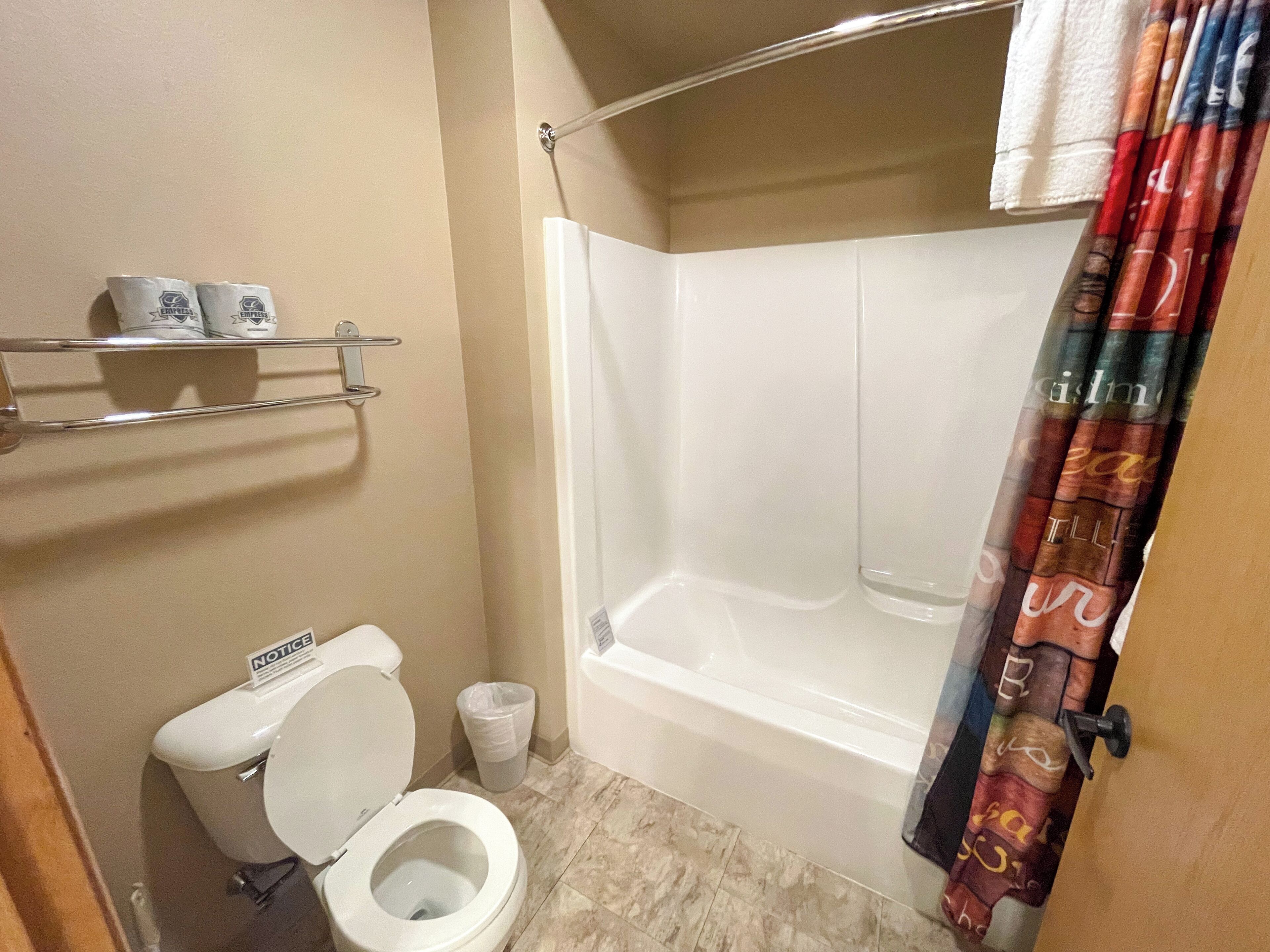 Un baño con inodoro, ducha y bañera.
