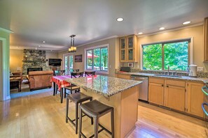 Interior - Beautiful Wine Country Home w/ Hot Tub & Lake View (Woodinville)
