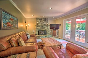 TV, fireplace, video games, DVD player - Beautiful Wine Country Home w/ Hot Tub & Lake View (Woodinville)