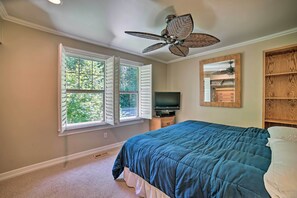 4 bedrooms, iron/ironing board, travel cot, Internet - Beautiful Wine Country Home w/ Hot Tub & Lake View (Woodinville)