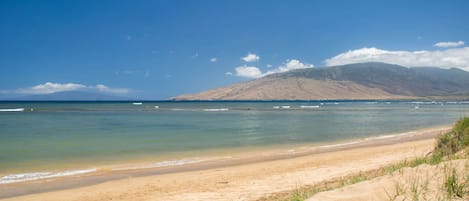 Sulla spiaggia, lettini da mare, teli da spiaggia