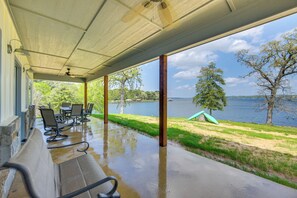 Outdoor dining - Lake Palestine Vacation Rental - Steps to Water! (Frankston)