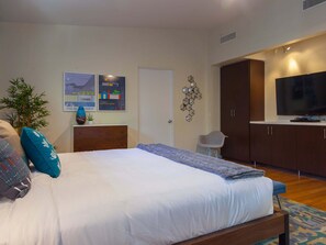 3 slaapkamers, luxe beddengoed, een bureau, een strijkplank/strijkijzer
