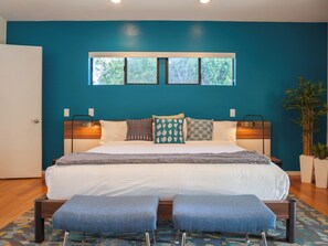 3 bedrooms, premium bedding, desk, iron/ironing board - Atomic Ranch Heaven - Pool, Spa & Mountain Views (Palm Springs)