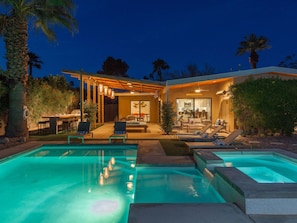 Uma casa moderna com piscina, área de estar ao ar livre e varanda coberta.
