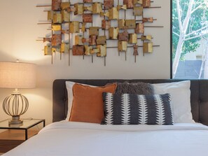 3 bedrooms, premium bedding, desk, iron/ironing board - Atomic Ranch Heaven - Pool, Spa & Mountain Views (Palm Springs)