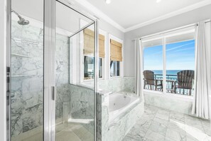 Ensemble douche/baignoire, baignoire à jets, sèche-cheveux, bidet