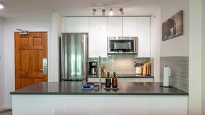 Refrigerador, microondas, parrilla de estufa y lavavajillas 