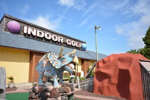Een gebouw met een bord waarop 'INDOOR GOLF' staat.