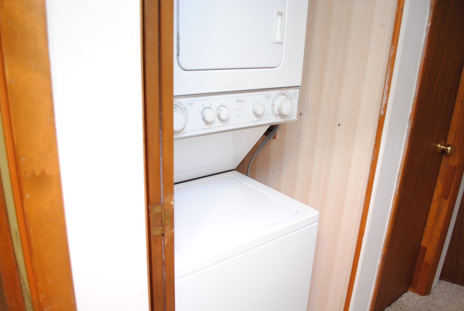 Un espace buanderie compact comprenant un lave-linge et un sèche-linge.