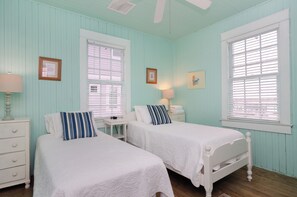 4 bedrooms, iron/ironing board, WiFi, bed sheets