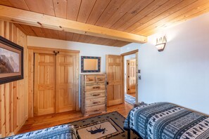 4 bedrooms, desk, iron/ironing board, free WiFi