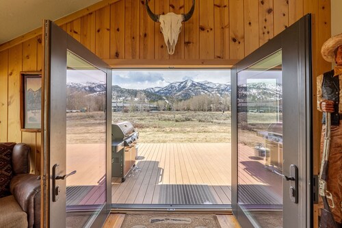 Aspens A1A: The Aspens- Great Deck with Mountain Views and Western Charm