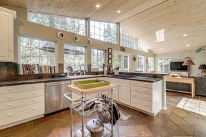 Fridge, microwave, stovetop, dishwasher - 1 Mi to Lift! Olympic Valley Chalet w/ Hot Tub (Olympic Valley)