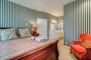 4 bedrooms, desk, iron/ironing board, internet - 1 Mi to Lift! Olympic Valley Chalet w/ Hot Tub (Olympic Valley)