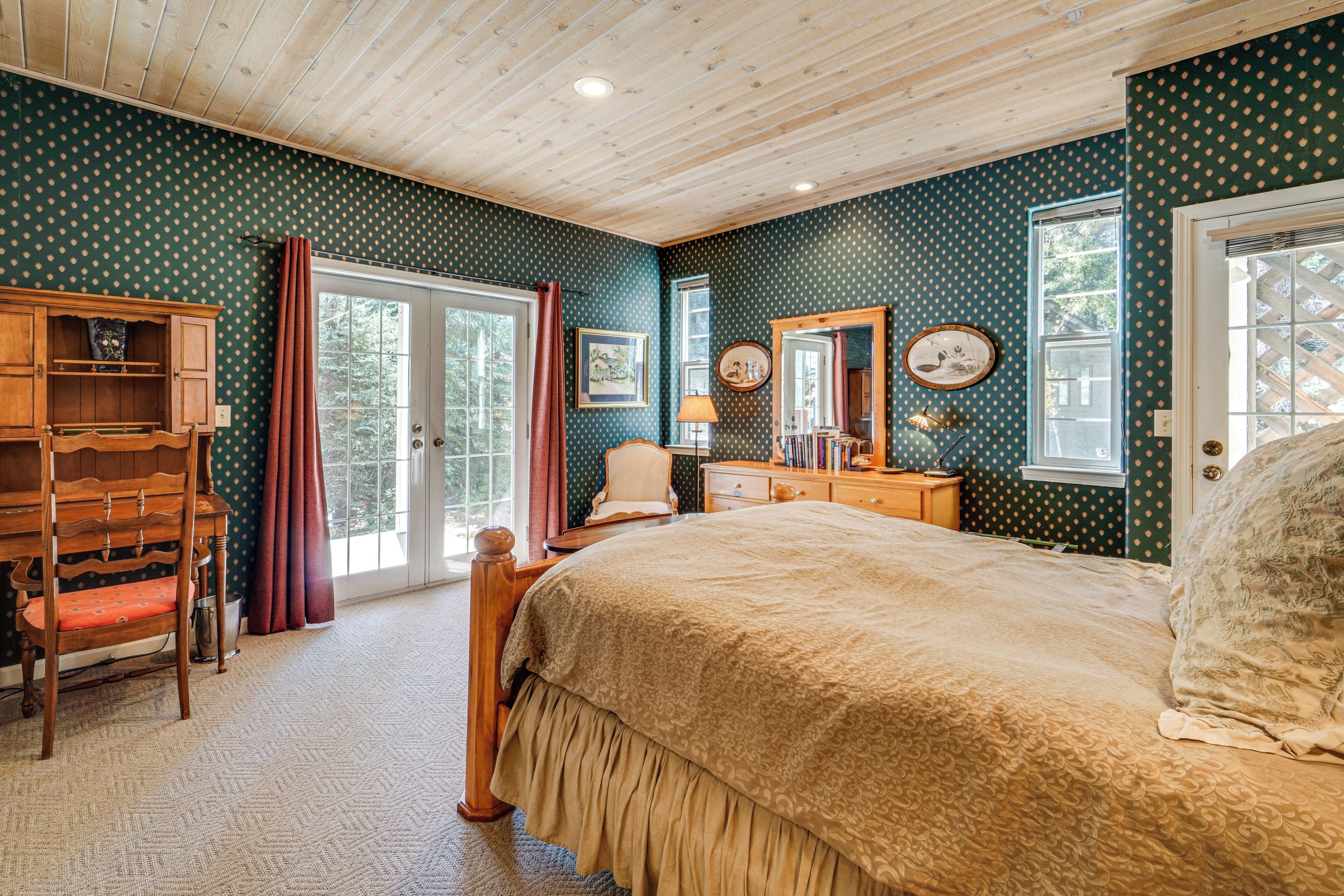 4 bedrooms, desk, iron/ironing board, internet