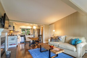 Casa de campo, 2 habitaciones, chimenea, vista al río | Sala de estar | Televisión de pantalla plana y chimenea