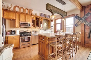 Fridge, microwave, stovetop, dishwasher - 1 Mi to UW: Historic Laramie Apt (Laramie)
