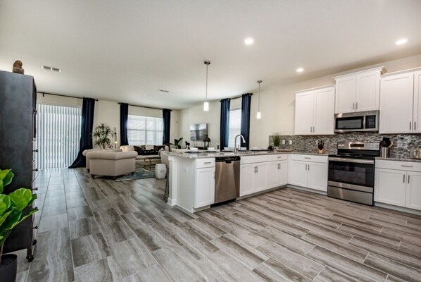 冷蔵庫、電子レンジ、オーブン、コンロ