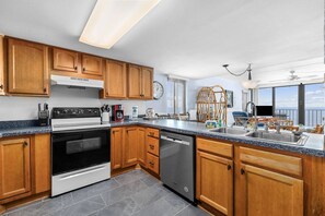 Réfrigérateur, micro-ondes, four, lave-vaisselle