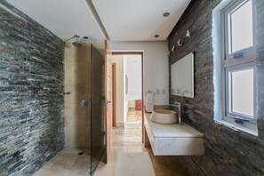 Een douche, een haardroger, handdoeken