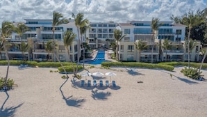 Ein Resort mit Pool, Palmen und Liegestühlen.