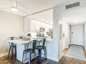 Refrigerador, microondas, parrilla de estufa y lavavajillas 