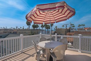 Outdoor dining - Bright and Cheery and Green...a beautiful lower unit with lots of personality! (Newport Beach)