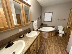 Combined shower/bathtub, hair dryer, towels