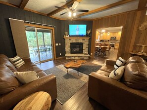 Smart TV, chimenea y futbolito