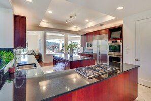Fridge, microwave, stovetop, dishwasher - Patio, Pool & Views: Spacious Hill Country Getaway (Austin)