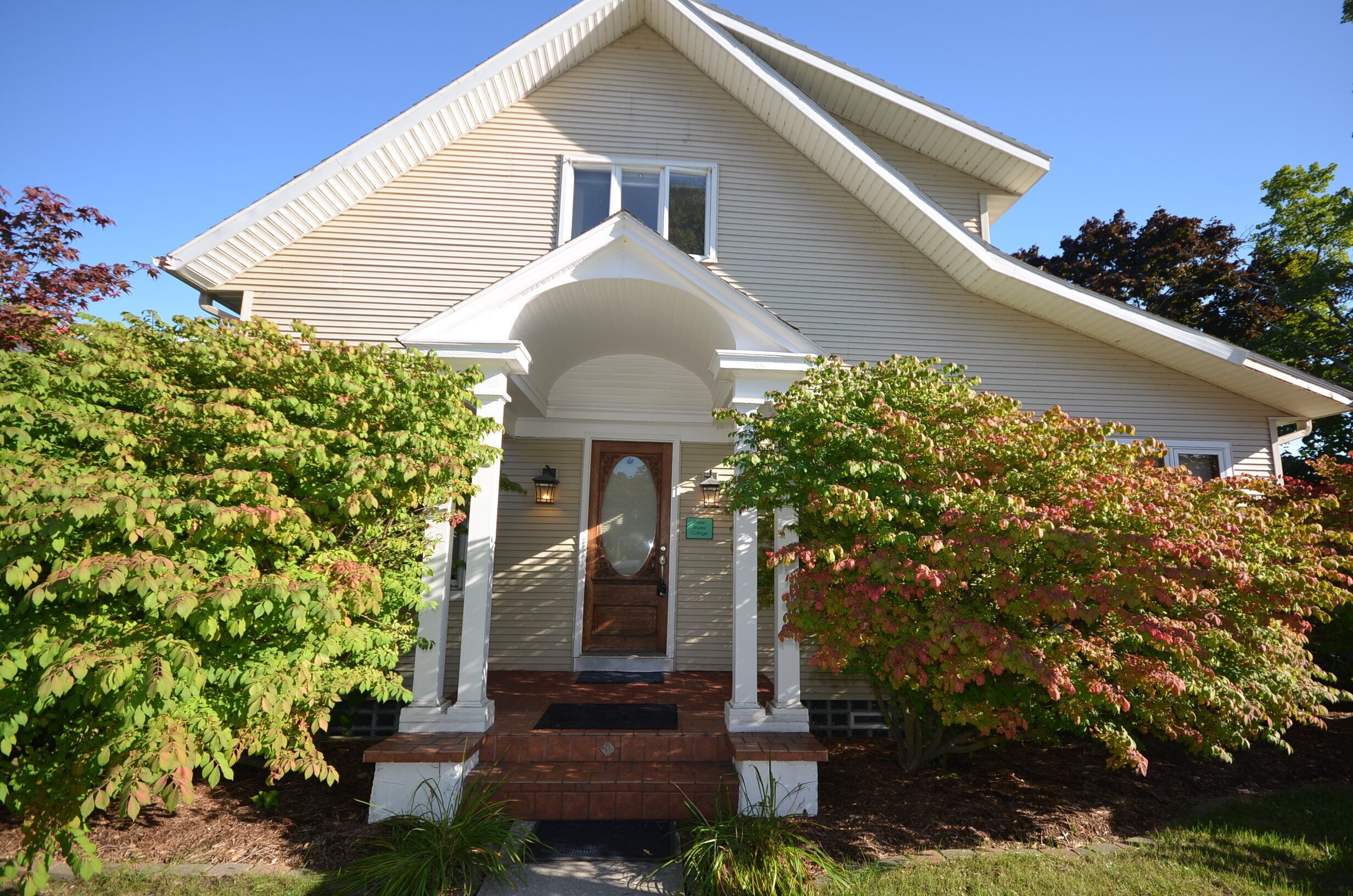 Lower-level home in Suttons Bay. A/C. Walk to water, shops & restaurants.