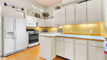 Coffee/tea maker, fridge, microwave, stovetop