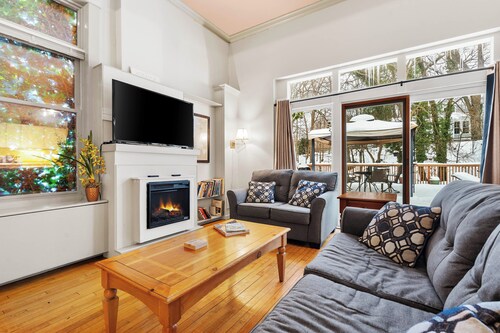 Charming Saugatuck Condo w/ Private Deck + Grill!
