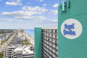 Un edificio con un letrero que dice "Royal Garden".