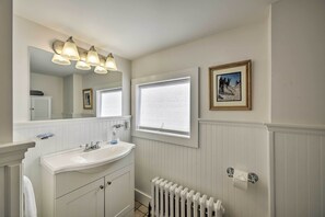 Kostenlose Toilettenartikel, Haartrockner, Handtücher