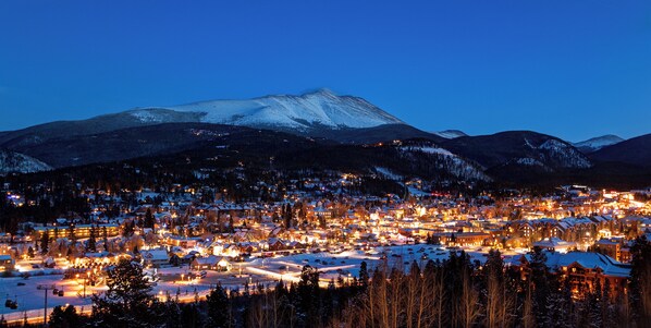 Breck Night - Stunning Mountain Views! Located downtown Breckenridge! Beautifully decorated! (Breckenridge)