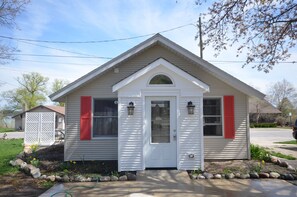 Exterior - Adorable studio cottage in Suttons Bay. Air conditioning. Dog friendly. (Suttons Bay)