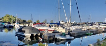 Adorable studio cottage in Suttons Bay. Air conditioning. Dog friendly.