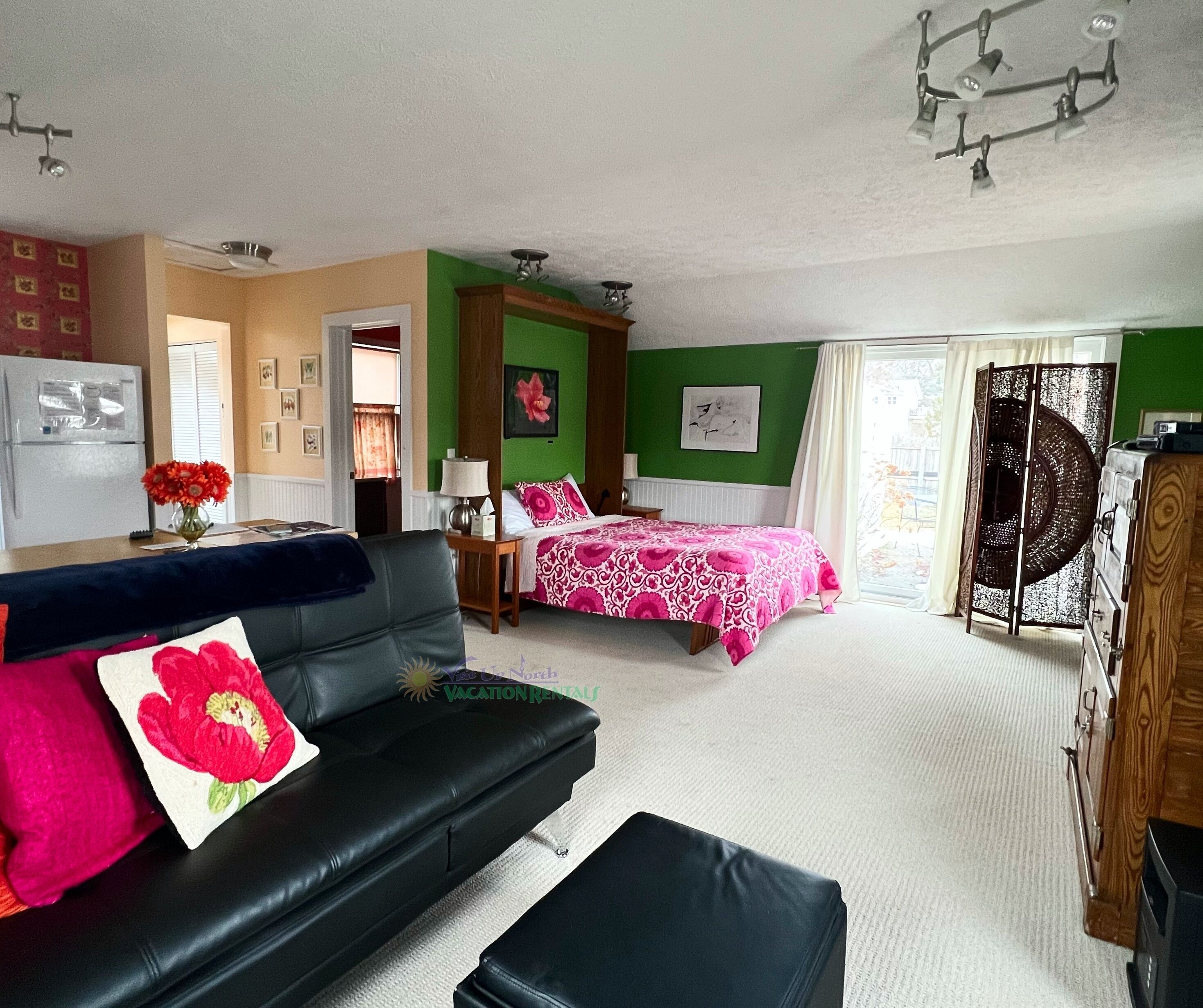 Adorable studio cottage in Suttons Bay. Air conditioning. Pet friendly.