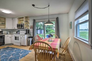Fridge, microwave, stovetop, dishwasher - Lovely 'The Buoys Cottage' on Annisquam River! (Gloucester)