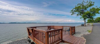 Apt on St Lawrence River in Cape Vincent!