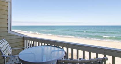 Spacious ocean front condo in Ocean Dunes!