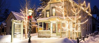 Two blocks to Breckenridge Main Street, Beautiful views, Outdoor hot tubs!