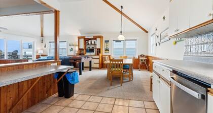 SWEET OCEANFRONT! 4 makuuhuonetta, lämmin vesisäiliö, DUNE-TOP DECK ja koira ystävällisesti!