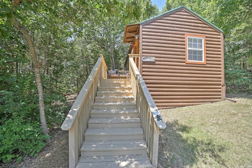 4 Mi to Museums: Cozy Branson Cabin