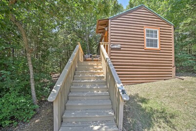 4 Mi to Museums: Cozy Branson Cabin